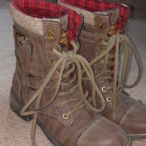 NWOT size 8 Rocket Dog boots!!
